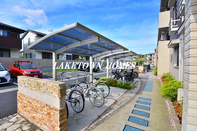 その他共有部分　敷地内に屋根付きの駐輪場があります。