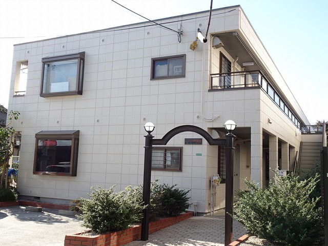 建物外観　建物周囲も明るい印象です