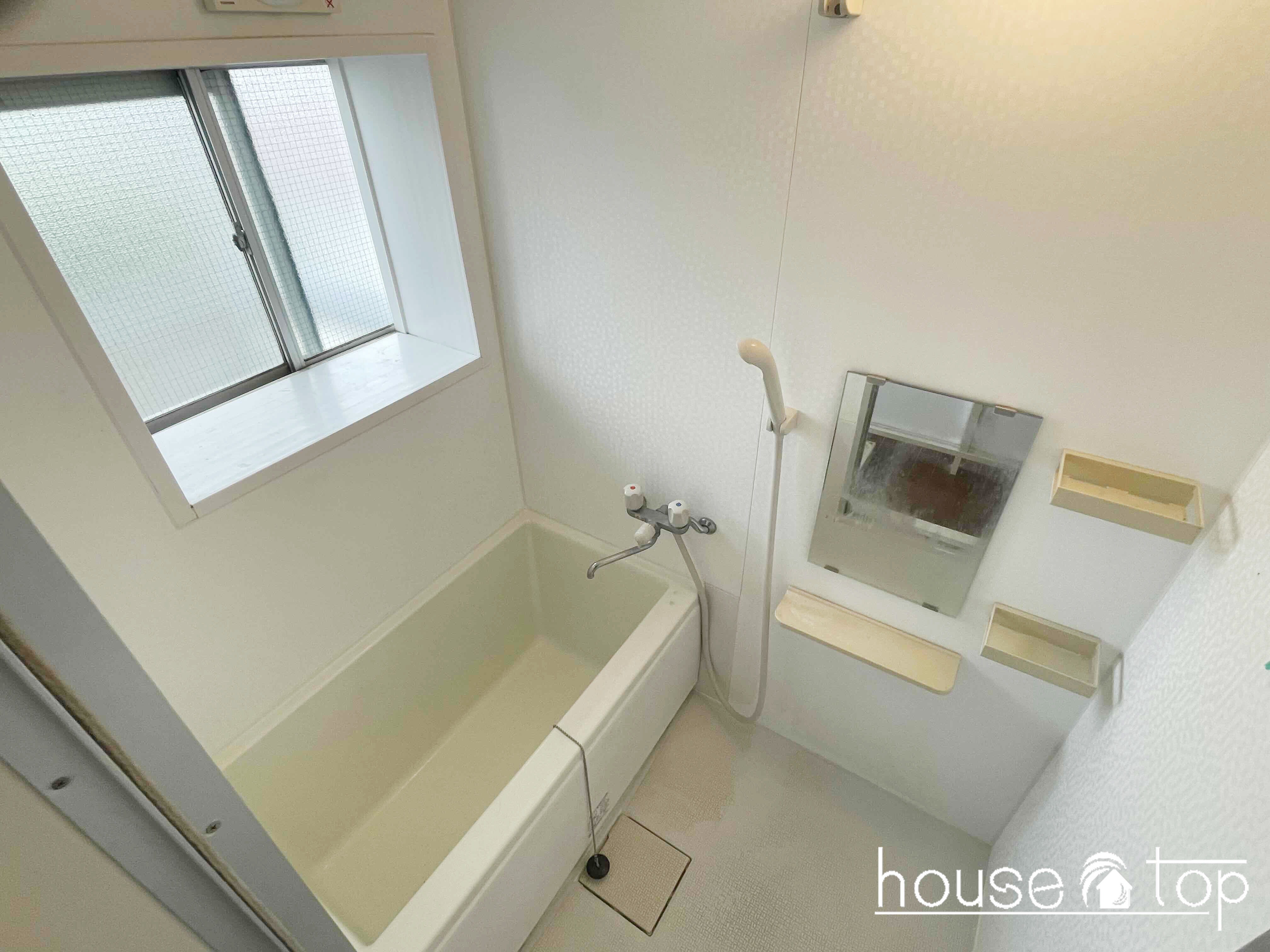 バス・シャワールーム　浴室に窓があるので換気も出来ますよ♪