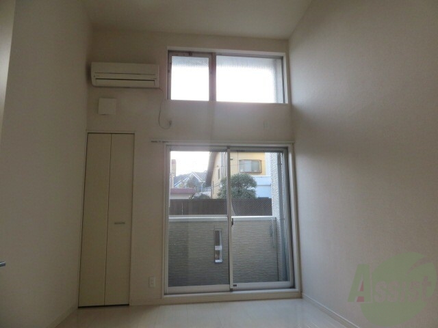 居室・リビング　６．５帖のリビングです。天井が高く、広々としていますね。