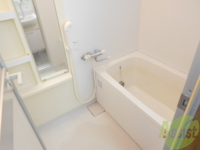 バス・シャワールーム　真っ白で清潔感あるお風呂です