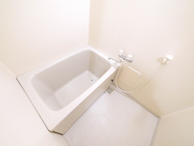 バス・シャワールーム　コンパクトで使いやすいお風呂です