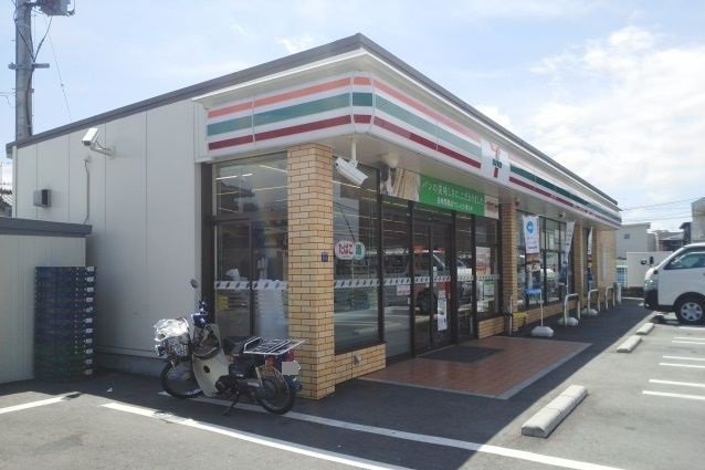 コンビニ　セブンイレブン（コンビニ）まで700m