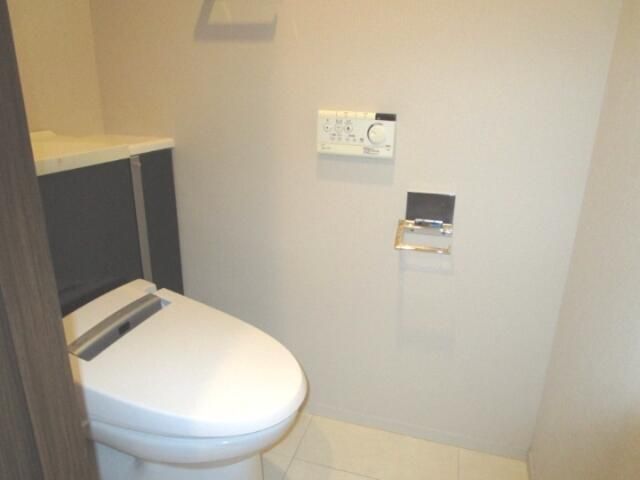 トイレ　落ち着いた色調のトイレです