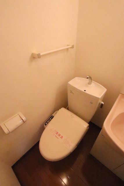 トイレ　嬉しい温水洗浄便座付き