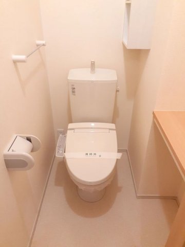 トイレ　落ち着いた色調のトイレです