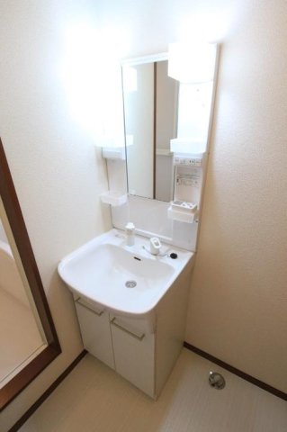 洗面設備　忙しい朝には欠かせない洗面所です※別号室のお写真になります。