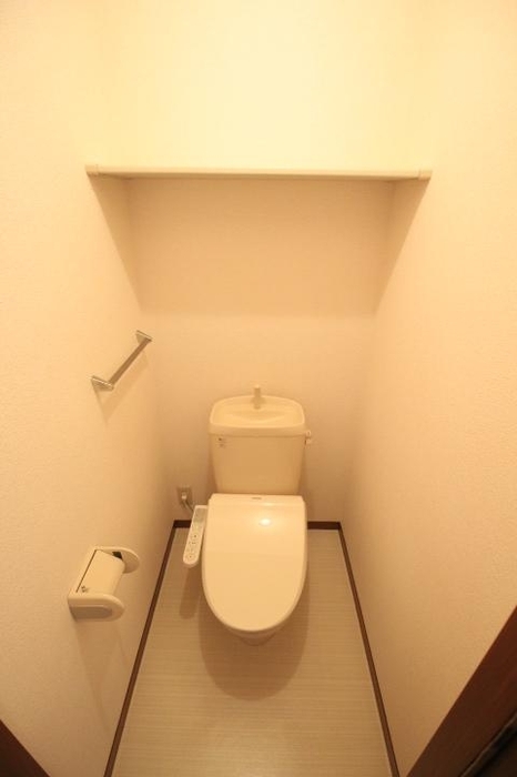 トイレ　ゆったりとした空間のトイレです※別号室のお写真になります。