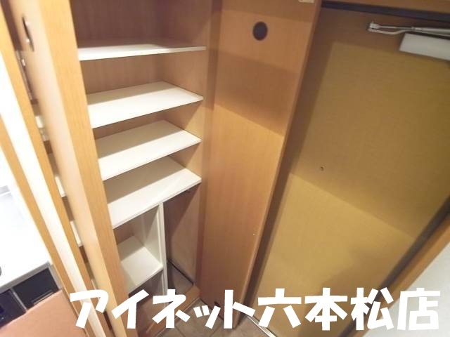 玄関　玄関収納もございます。