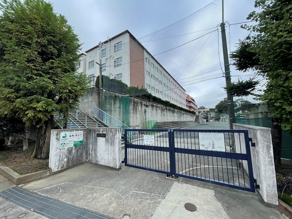 中学校　名古屋市立御幸山中学校（中学校）まで586m