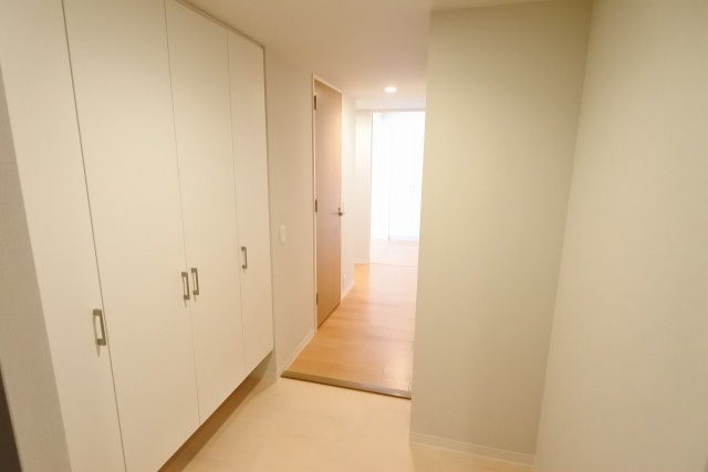 玄関　写真は別のお部屋のものでございます