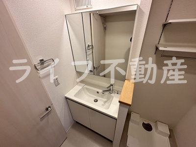 洗面設備　独立洗面台、小物を置くことができて便利です
