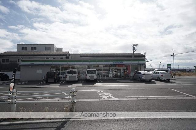 コンビニ　ファミリーマート（コンビニ）まで700m