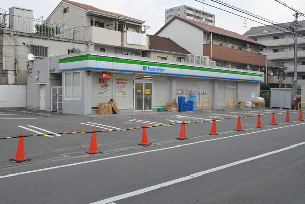 コンビニ　ファミリーマート東中浜六丁目店（コンビニ）まで240m