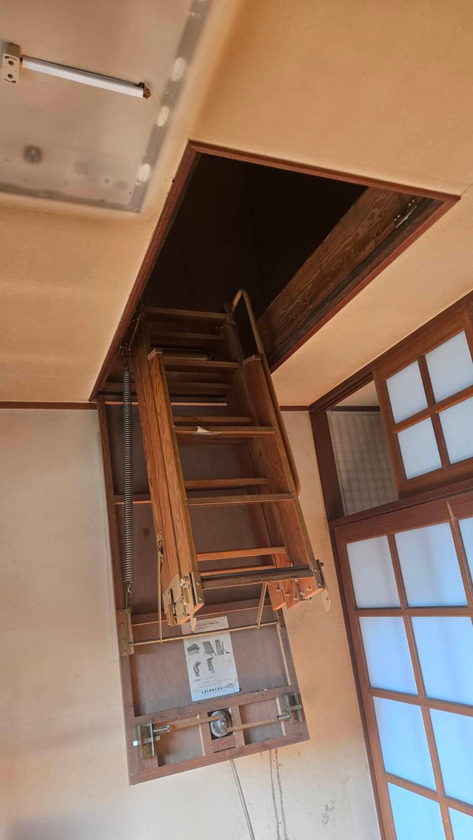 その他設備　屋根裏部屋への収納階段