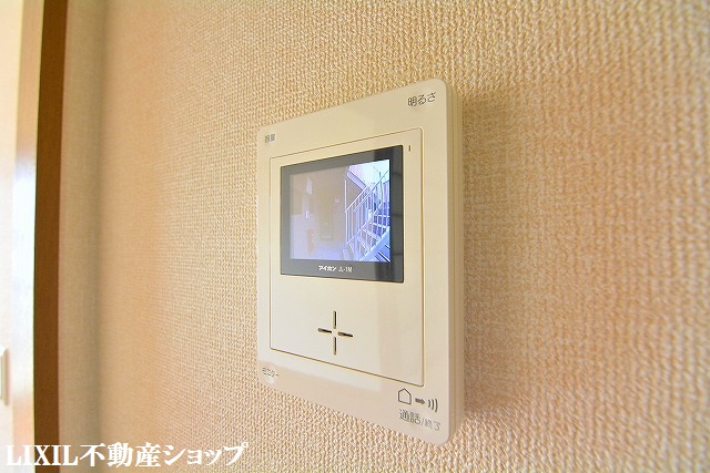セキュリティ　来訪者の確認が出来るモニター付インターホンです。