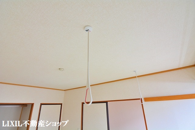 その他設備　和室にはあると便利な室内物干し機能付です。