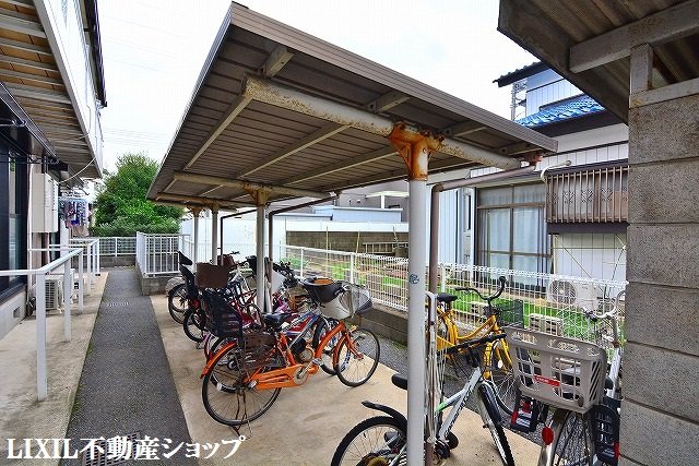 その他共有部分　敷地内に屋根付きの駐輪場があります。