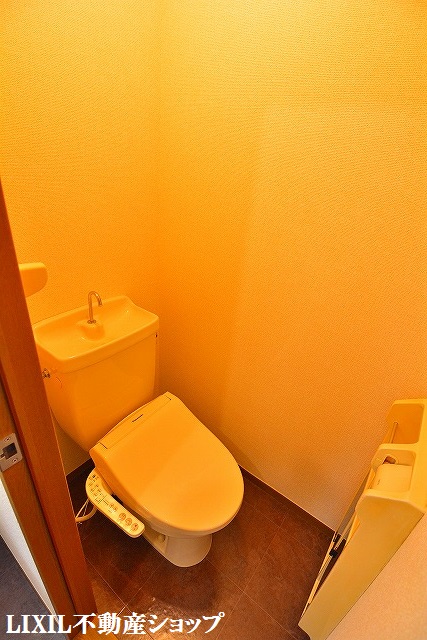 トイレ　温水洗浄便座付のトイレです。