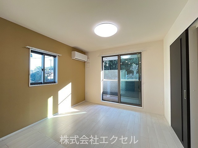 居室・リビング　エアコン完備の明るい室内です。