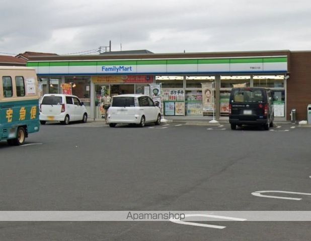 コンビニ　ファミリーマート（コンビニ）まで653m