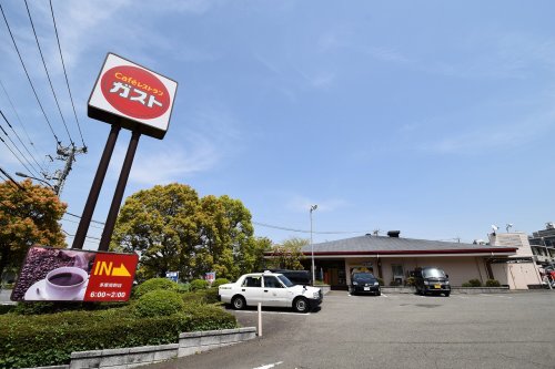 飲食店　ガスト 多摩南野店（飲食店）まで385m