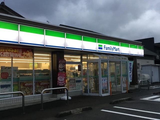 コンビニ　ファミリーマート福井下馬店（コンビニ）まで322m