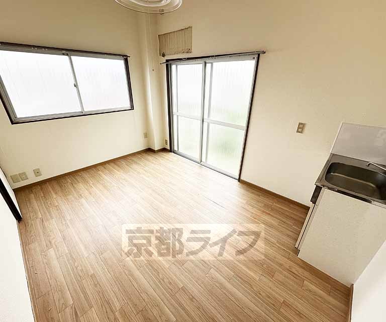 居室・リビング　落ち着いた雰囲気のお部屋です