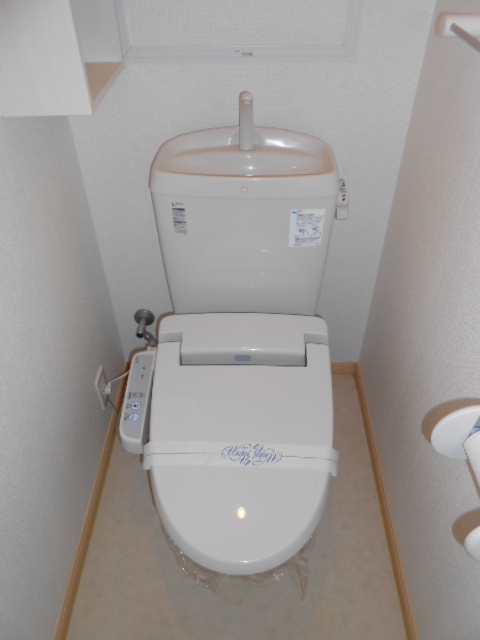 トイレ　温水洗浄便座完備・小物収納棚有り