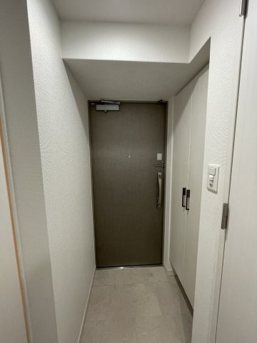 玄関　イメージとして同建物他部屋を表示しています