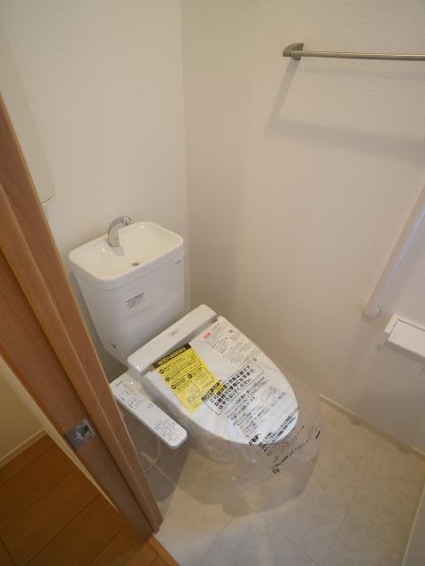 京王線 笹塚駅 徒歩6分 3階建 築11年のトイレ写真