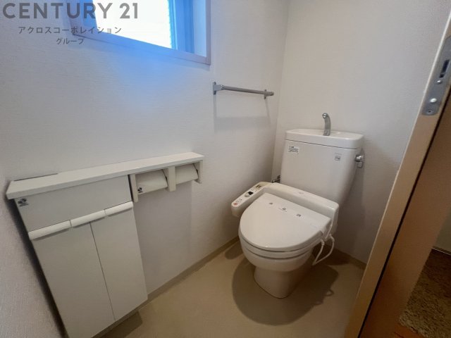 トイレ　温水洗浄便座付きのトイレです♪