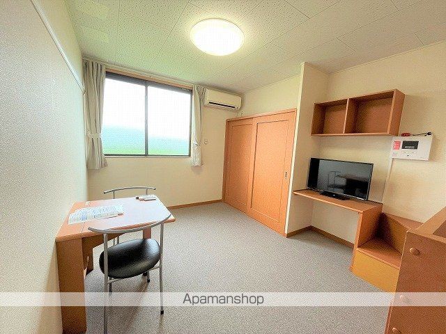 レオパレス悠の居間写真