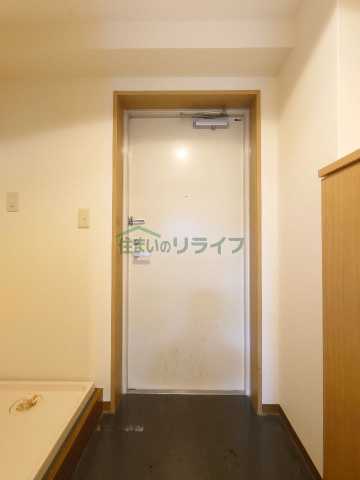 第8白子ビルの玄関写真