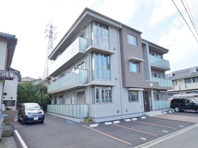 建物外観　積水ハウス、周りに舗装駐車場