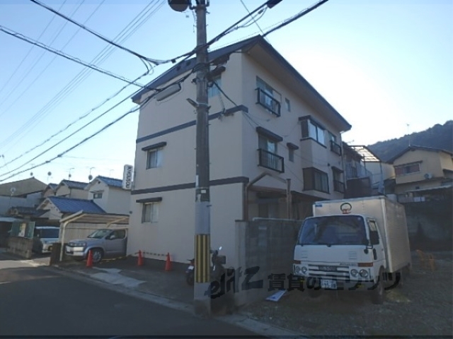 京都市山科区御陵岡町のマンションの建物外観