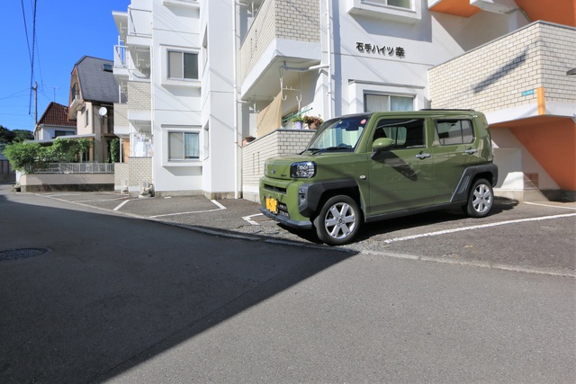 【松山市石手のマンションの駐車場】