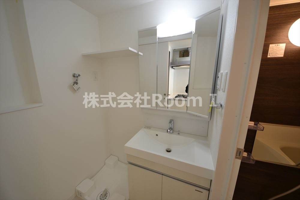 洗面設備　明るい洗面所です