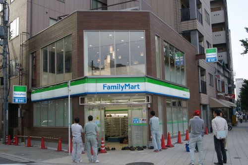 コンビニ　ファミリーマート 西天満四丁目店（コンビニ）まで129m