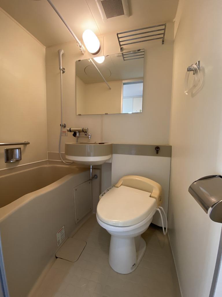 バス・シャワールーム　トイレは温水洗浄暖房便座つき。