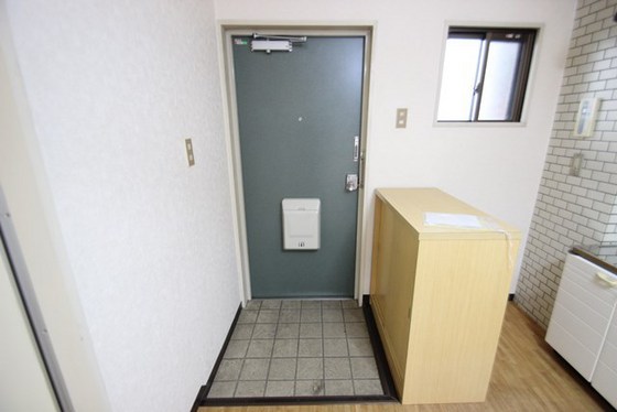 玄関　※別号室の写真です。