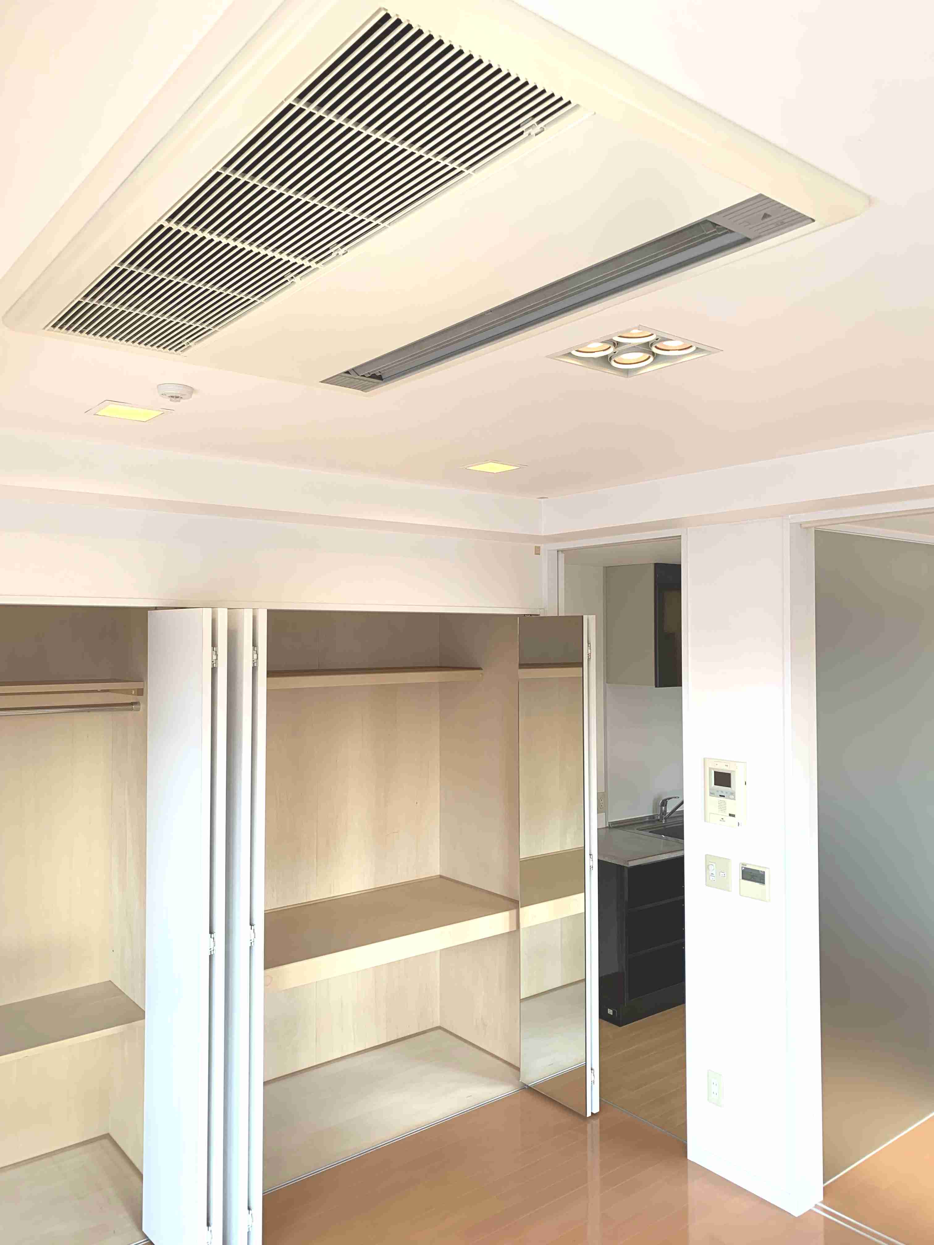 居室・リビング　エアコン天井タイプ