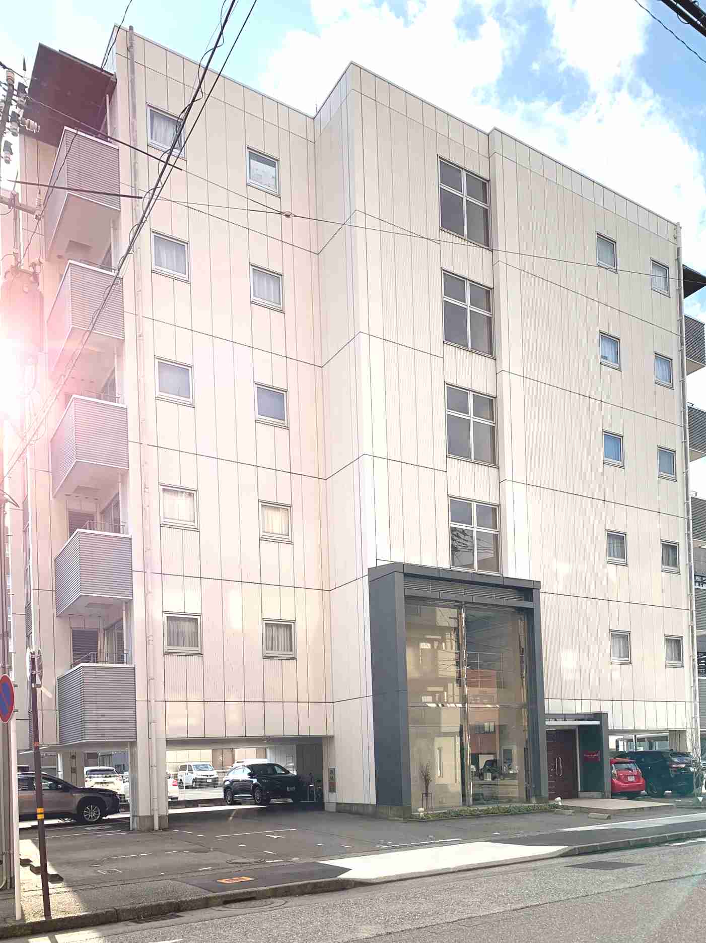 建物外観　正面玄関前