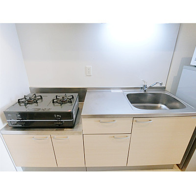 キッチン　写真の家電は家具・家電付きプランの場合に付きます。