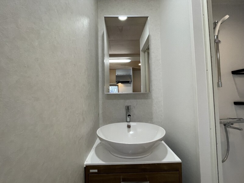 洗面設備　お洒落な独立洗面台