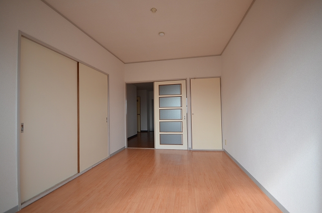 居室・リビング　同物件、別号室