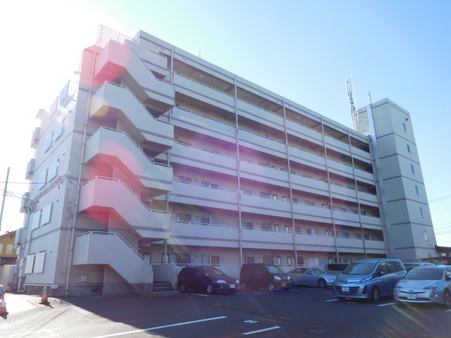 新潟市中央区西馬越のマンションの建物外観