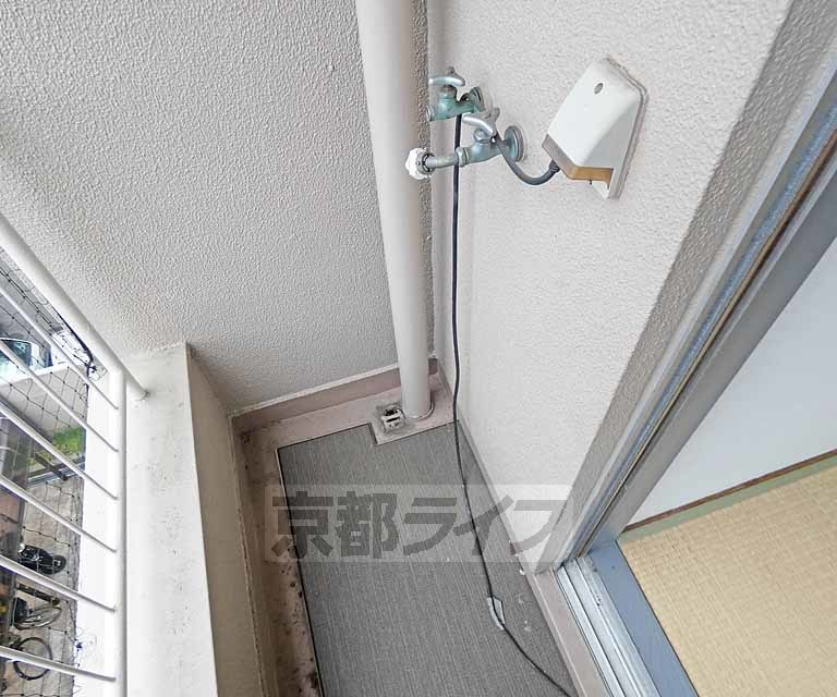 その他設備　洗濯機設置スペースはベランダにあります。