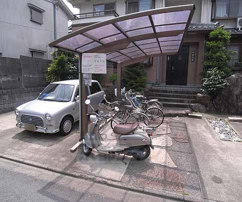 【京都市伏見区深草野手町のアパートの駐車場】