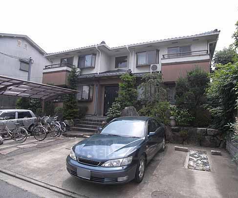 京都市伏見区深草野手町のアパートの建物外観